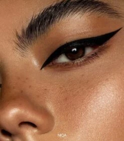 NIQA - Liquid Eyeliner Nightfall - Cat Eye Look - Vegan & Halal -Cosmetica winkel 1050x1200