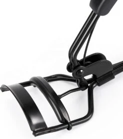 INTER-ESQUE® Wimperkruller - Eyelash Curler + 5x Gratis Extra Siliconen Pad - Zwart 9 INTER-ESQUE® Wimperkruller - Eyelash Curler + 5x Gratis Extra Siliconen Pad - Zwart -Cosmetica winkel 1063x1200