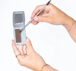 Herome Eye Care Wenkbrauw Poeder Zwart - Compact Brow Powder Nearly Black - Waterproof Verrijkt Met Panthenol - Volumineuze Wenkbrauwen In Een Handomdraai -Cosmetica winkel 1200x1128 10