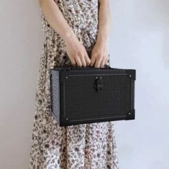 Make Up Koffer- Make Up Organizer- Beautycase -zwart -Make-upkoffer- Multifunctionele Koffer- Make-upkoffer- Sieradenkoffer- Kapperskoffer- Afneembare Schouderriem- Klassieke Zwarte Beautycase -Cosmetica winkel 1200x1200 1388