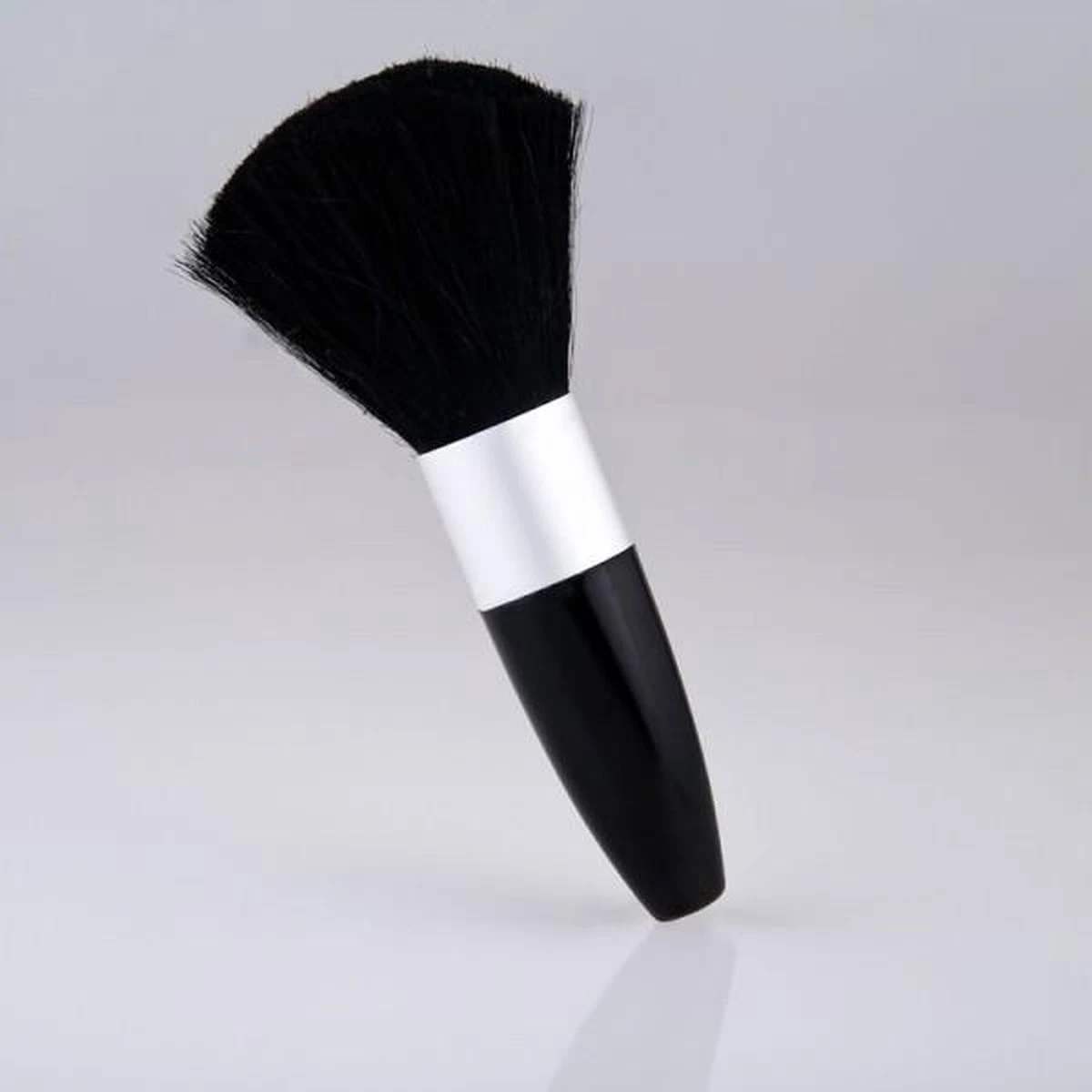 Lovely Pop Accessories - Poederkwast Van Synthetisch Haar - Zwart / Zilverkleur - 11 Cm. Lang - 1 Stuks In Blisterverpakking 1 Lovely Pop Accessories - Poederkwast Van Synthetisch Haar - Zwart / Zilverkleur - 11 Cm. Lang - 1 Stuks In Blisterverpakking