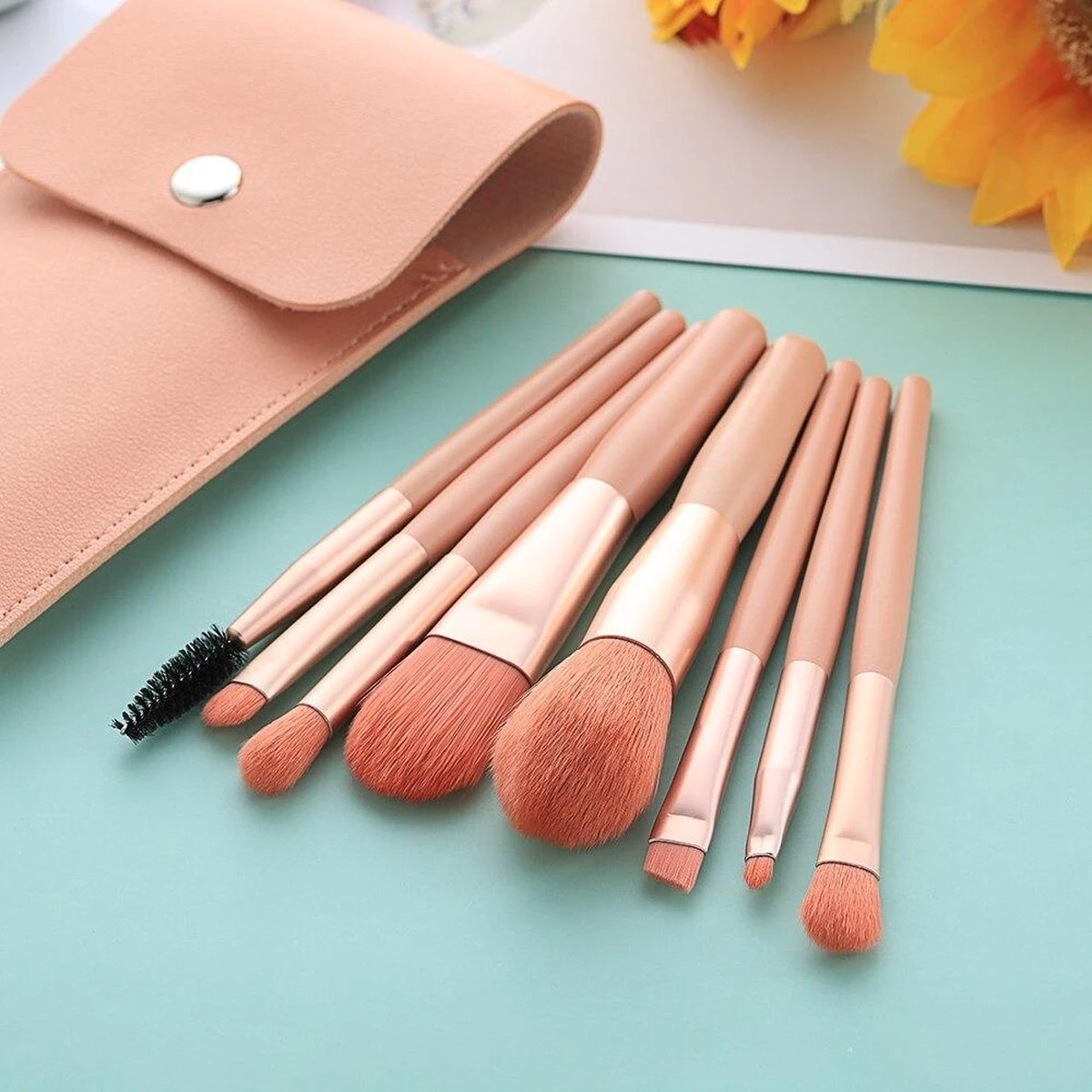 Professionele 8-Delige Make-Up Kwasten Set - Roze - Make-Up Brush Set - Poeder Kwast - Luxe Lederen Opberg Etui - Make Up Reis Etui - Cosmetica 4 Professionele 8-Delige Make-Up Kwasten Set - Roze - Make-Up Brush Set - Poeder Kwast - Luxe Lederen Opberg Etui - Make Up Reis Etui - Cosmetica - Afbeelding 4