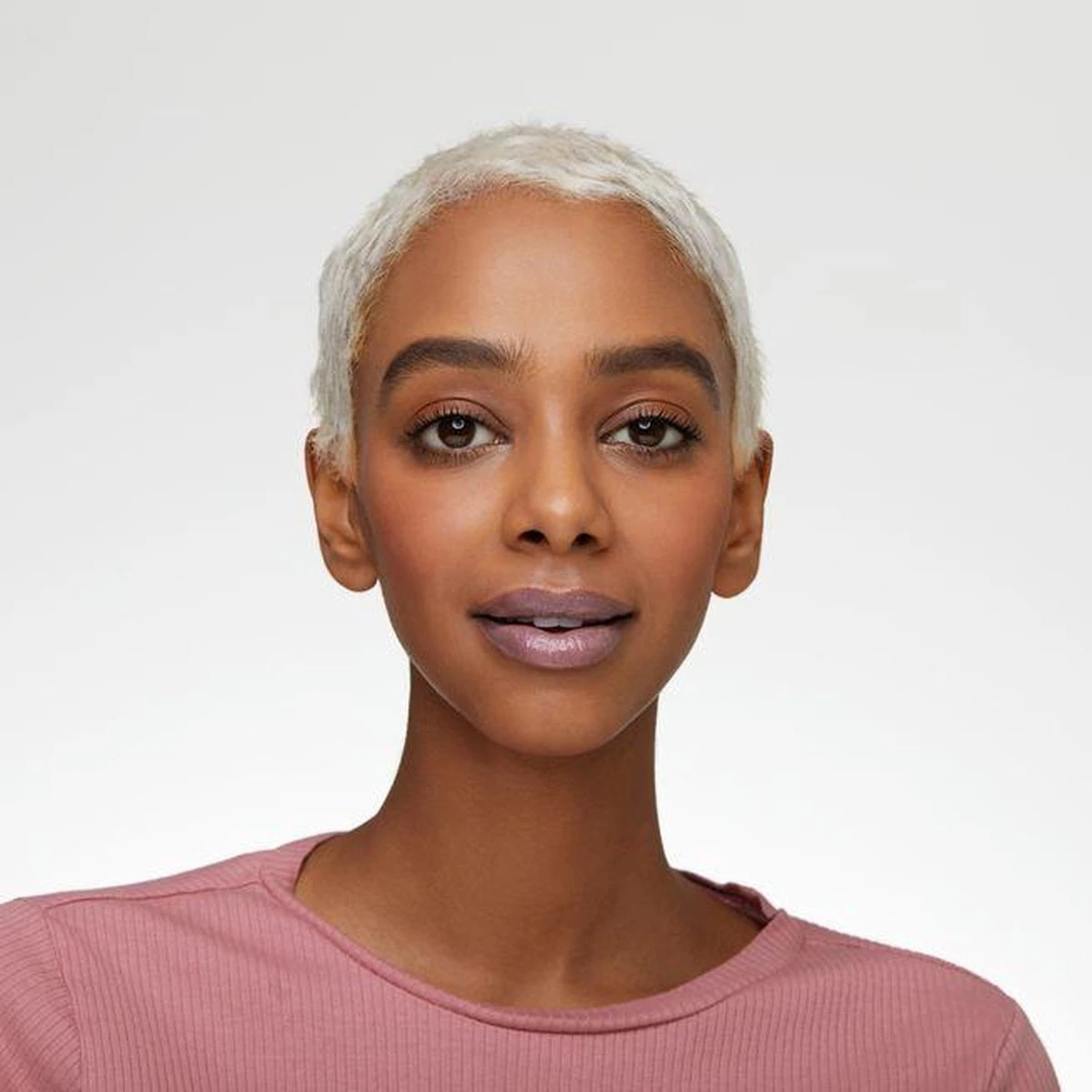 Essence Extreme Shine Volume Lipgloss 5 Ml 104 Nude Mood 8 Essence Extreme Shine Volume Lipgloss 5 Ml 104 Nude Mood - Afbeelding 8