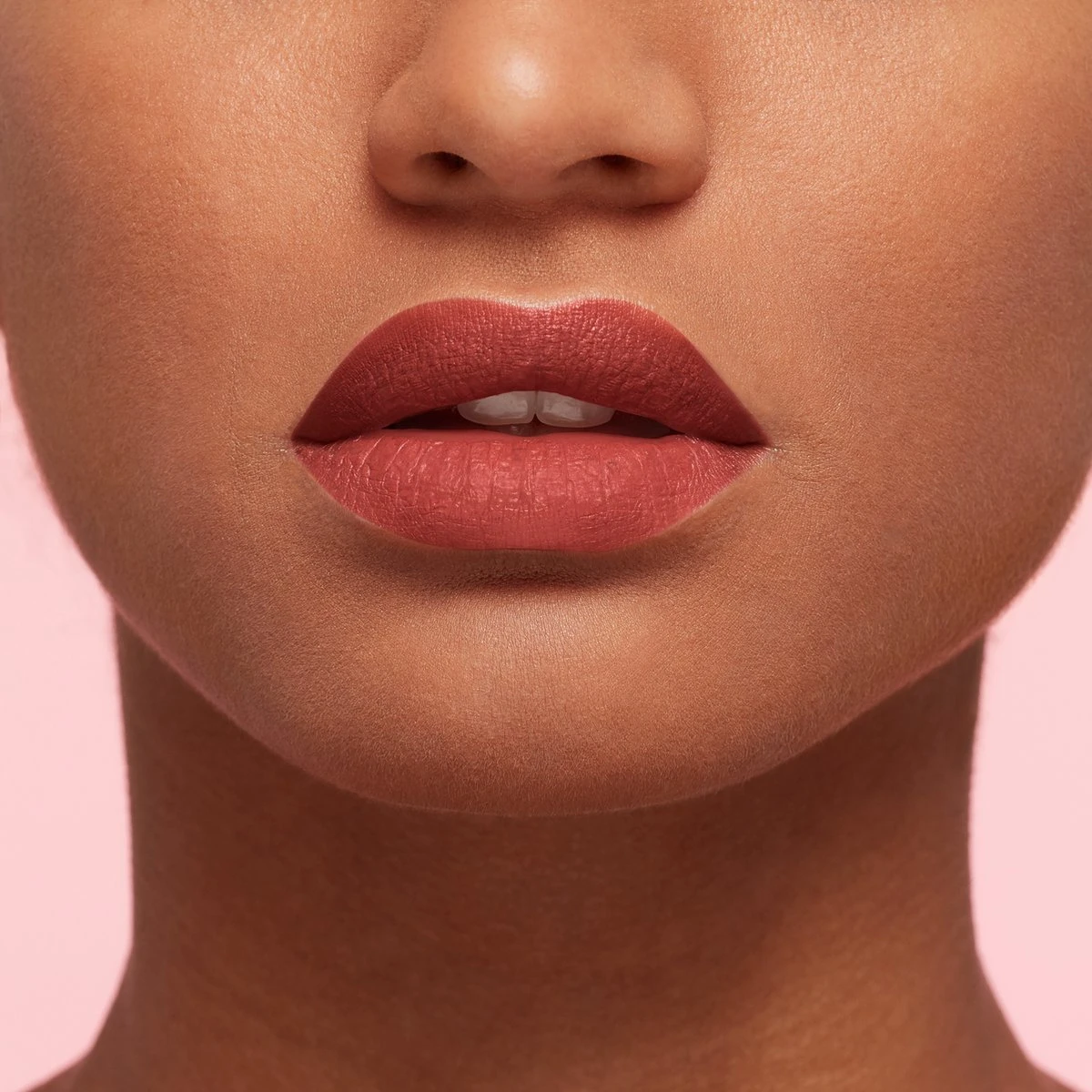 L’Oréal Paris Les Macarons Langhoudende Matte Lipstick - 834 Infinite Spice - Nude - 6,7 Ml 4 L’Oréal Paris Les Macarons Langhoudende Matte Lipstick - 834 Infinite Spice - Nude - 6,7 Ml - Afbeelding 4