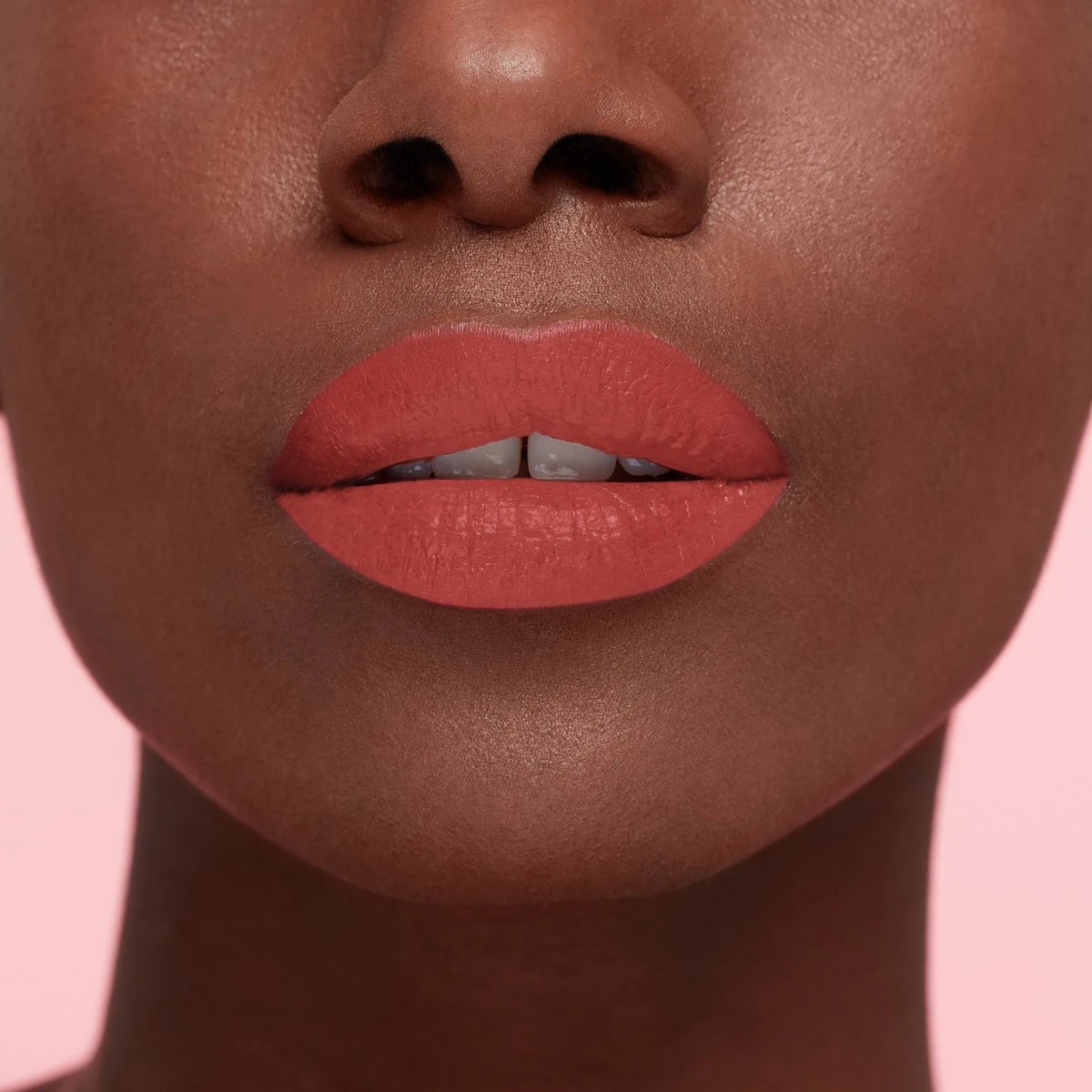 L’Oréal Paris Les Macarons Langhoudende Matte Lipstick - 834 Infinite Spice - Nude - 6,7 Ml 5 L’Oréal Paris Les Macarons Langhoudende Matte Lipstick - 834 Infinite Spice - Nude - 6,7 Ml - Afbeelding 5