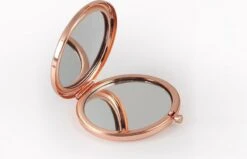 Merkloos Blossom Roségoud Make-up Spiegel | Compacte Zakspiegel Met Gepersonaliseerde Naam | Make Up Spiegel - Zakspiegel - Tas Spiegel - Hand Spiegel - Mini Spiegel - Kleine Spiegel 5 Merkloos Blossom Roségoud Make-up Spiegel | Compacte Zakspiegel Met Gepersonaliseerde Naam | Make Up Spiegel - Zakspiegel - Tas Spiegel - Hand Spiegel - Mini Spiegel - Kleine Spiegel -Cosmetica winkel 1200x771 3