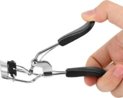 INTER-ESQUE® Wimperkruller Met Kam - Eyelash Curler + 5x Gratis Extra Siliconen Pad - Zwart/Zilver -Cosmetica winkel 1200x955 1