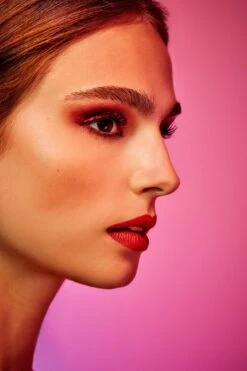 L’Oréal Paris Paris Electric Nights Superliner Matte Signature Eyeliner - Limited Edition – 11 Red Signature – Rood 10 L’Oréal Paris Paris Electric Nights Superliner Matte Signature Eyeliner - Limited Edition – 11 Red Signature – Rood -Cosmetica winkel 800x1200 3