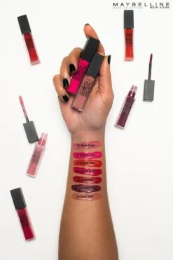 Maybelline Vivid Matte Liquid - 35 Rebel Red - Rood - Lippenstift -Cosmetica winkel 800x1200 7