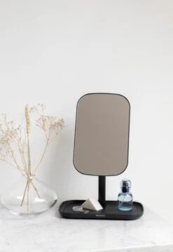 Brabantia ReNew Make-up Spiegel - Met Accessoireschaal - Dark Grey 27 Brabantia ReNew Make-up Spiegel - Met Accessoireschaal - Dark Grey -Cosmetica winkel 828x1200 4