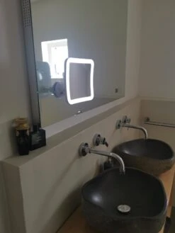 Vergroot Make Up En Scheer Spiegel Met LED Verlichting Vierkant - 10x Vegroting En Natuurlijk Licht Voor Cosmetica/Scheren/Epileren - 360° Graden Verstelbare Zuignap En Wandbevestiging -Cosmetica winkel 900x1200 32