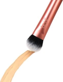 Real Techniques Expert Concealer Brush - Concealer Kwast -Cosmetica winkel 932x1200 3