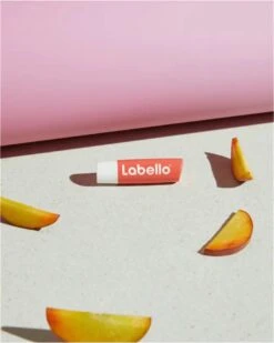 Labello Fruity Shine Peach Lippenbalsem - 5.5ml 6 Labello Fruity Shine Peach Lippenbalsem - 5.5ml -Cosmetica winkel 959x1200 7